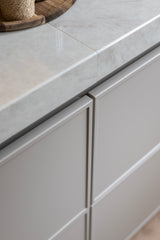 Tijdloze maatwerkkeuken met kookeiland en kaderfronten-Iemms keukens & interieur-composiet werkblad,design keuken,fineer keuken,iemms,kaderfronten,keuken renovatie,keukenontwerp,luxe keuken,maatwerk keuken,moderne keuken,tijdloze keuken,woonkeuken-Tijdloze maatwerkkeuken met kookeiland | iemms-OBLY