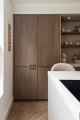 Tijdloze maatwerkkeuken met kookeiland en kaderfronten-Iemms keukens & interieur-composiet werkblad,design keuken,fineer keuken,iemms,kaderfronten,keuken renovatie,keukenontwerp,luxe keuken,maatwerk keuken,moderne keuken,tijdloze keuken,woonkeuken-Tijdloze maatwerkkeuken met kookeiland | iemms-OBLY