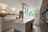 Tijdloze maatwerkkeuken met kookeiland en kaderfronten-Iemms keukens & interieur-composiet werkblad,design keuken,fineer keuken,iemms,kaderfronten,keuken renovatie,keukenontwerp,luxe keuken,maatwerk keuken,moderne keuken,tijdloze keuken,woonkeuken-Tijdloze maatwerkkeuken met kookeiland | iemms-OBLY