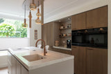 Tijdloze maatwerkkeuken met kookeiland en kaderfronten-Iemms keukens & interieur-composiet werkblad,design keuken,fineer keuken,iemms,kaderfronten,keuken renovatie,keukenontwerp,luxe keuken,maatwerk keuken,moderne keuken,tijdloze keuken,woonkeuken-Tijdloze maatwerkkeuken met kookeiland | iemms-OBLY
