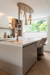 Tijdloze maatwerkkeuken met kookeiland en kaderfronten-Iemms keukens & interieur-composiet werkblad,design keuken,fineer keuken,iemms,kaderfronten,keuken renovatie,keukenontwerp,luxe keuken,maatwerk keuken,moderne keuken,tijdloze keuken,woonkeuken-Tijdloze maatwerkkeuken met kookeiland | iemms-OBLY