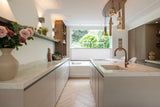 Tijdloze maatwerkkeuken met kookeiland en kaderfronten-Iemms keukens & interieur-composiet werkblad,design keuken,fineer keuken,iemms,kaderfronten,keuken renovatie,keukenontwerp,luxe keuken,maatwerk keuken,moderne keuken,tijdloze keuken,woonkeuken-Tijdloze maatwerkkeuken met kookeiland | iemms-OBLY