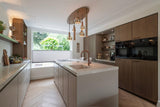 Tijdloze maatwerkkeuken met kookeiland en kaderfronten-Iemms keukens & interieur-composiet werkblad,design keuken,fineer keuken,iemms,kaderfronten,keuken renovatie,keukenontwerp,luxe keuken,maatwerk keuken,moderne keuken,tijdloze keuken,woonkeuken-Tijdloze maatwerkkeuken met kookeiland | iemms-OBLY