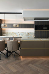 Totaalinrichting penthouse-Meubellen-gouden greeplijst,luxe maatwerk,maatwerk interieur,natuursteen keukenblad-Luxe Maatwerk Interieur voor Penthouse-OBLY