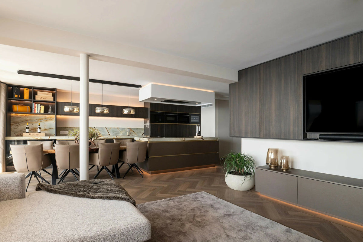 Totaalinrichting penthouse-Meubellen-gouden greeplijst,luxe maatwerk,maatwerk interieur,natuursteen keukenblad-Luxe Maatwerk Interieur voor Penthouse-OBLY