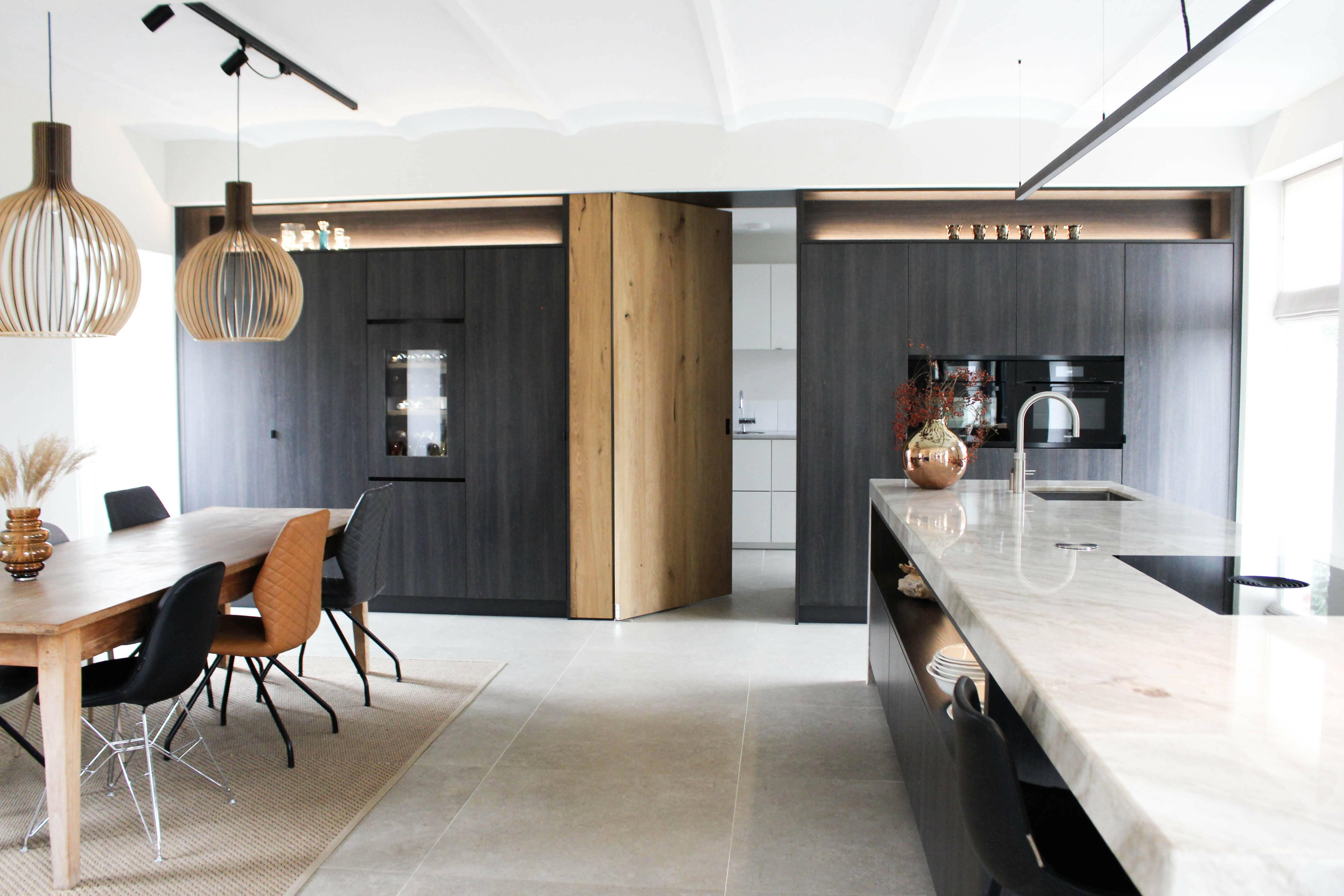 Totaalproject keukenontwerp-ELKE SPECK INTERIEURONTWERP-Boerderij,design keuken inspiratie,eiken keukenfronten,ingewerkte koffienis,Keuken,luxe woonkeuken,maatwerk keukenontwerp,ontbijtkast op maat,strakke maatwerk keuken,wijnklimaatkast keuken-Groots in alle opzichten, contrastrijk in materiaal, maar ingetogen en-OBLY