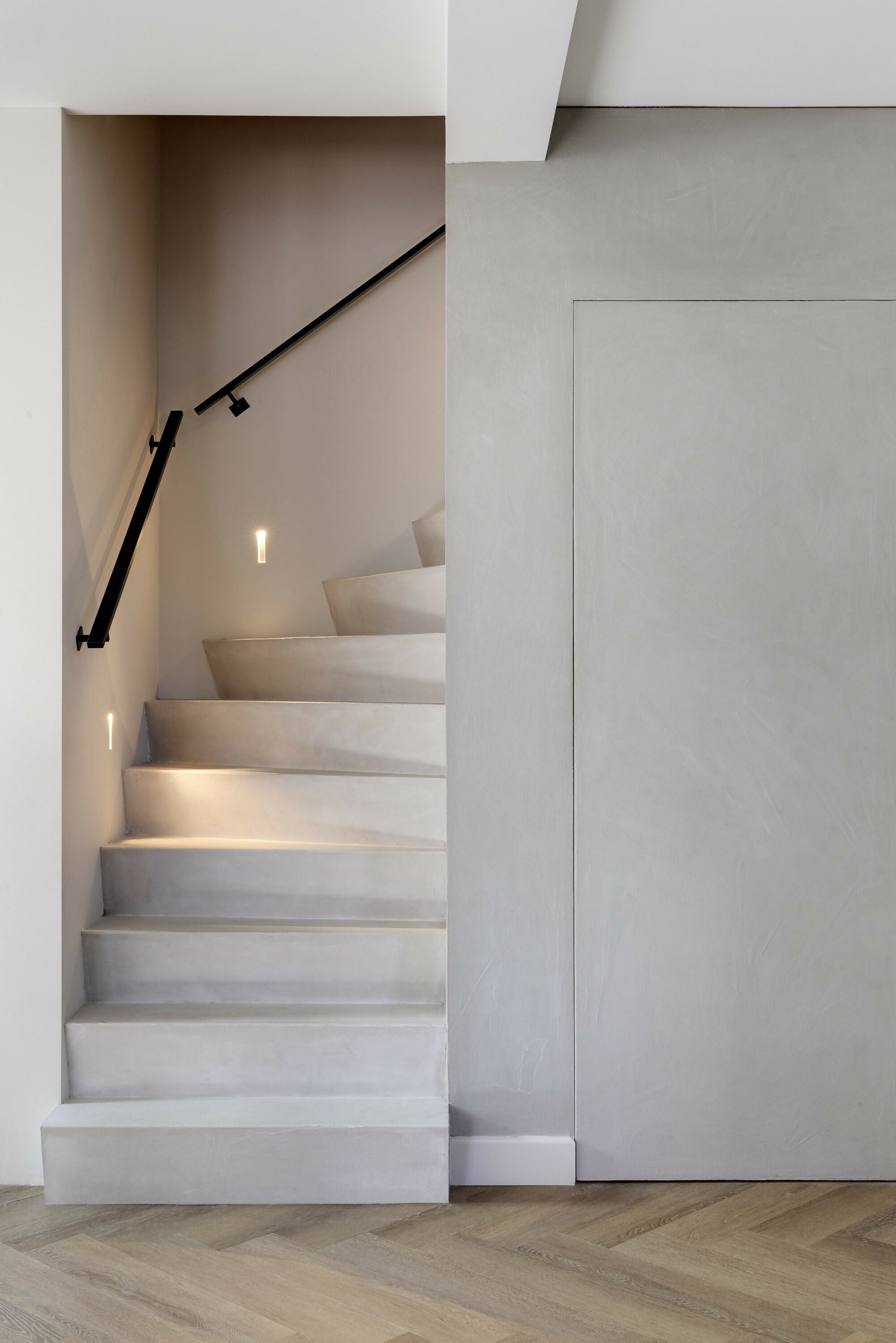 Totaalrenovatie grote jaren ’30 woning-Studio Twentyfour-Brass details,Donker hout,Groen onyx keuken,Keuken,woonkamer-Totaalrenovatie Jaren ’30 Woning in Amsterdam | Studio Twentyfour-OBLY
