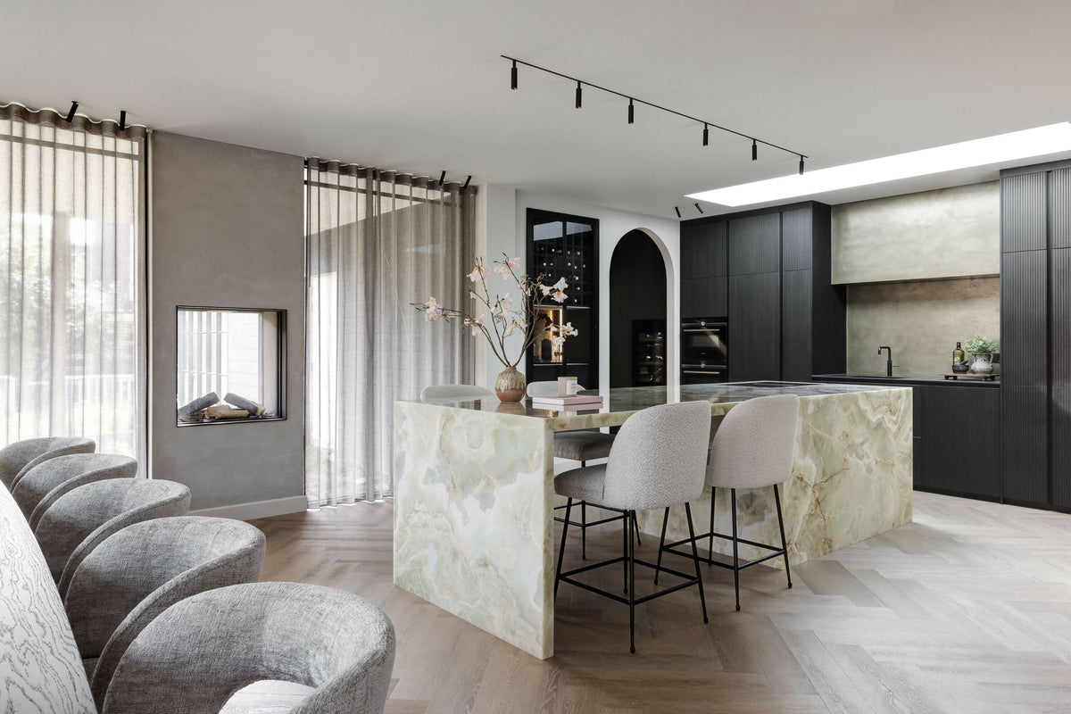 Totaalrenovatie grote jaren ’30 woning-Studio Twentyfour-Brass details,Donker hout,Groen onyx keuken,Keuken,woonkamer-Totaalrenovatie Jaren ’30 Woning in Amsterdam | Studio Twentyfour-OBLY