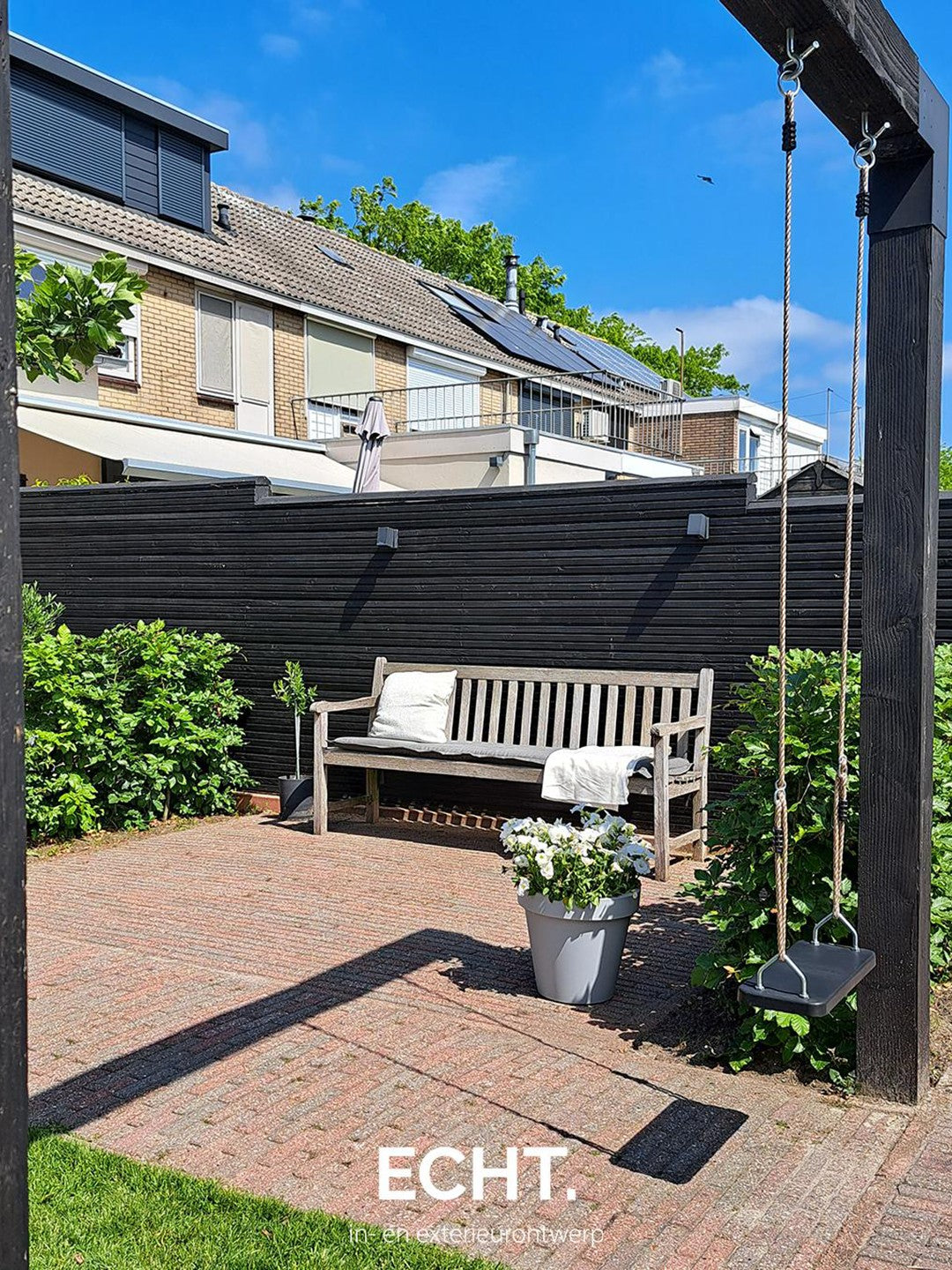 Strakke moderne tuin bij een hoekwoning | ECHT. ontwerp