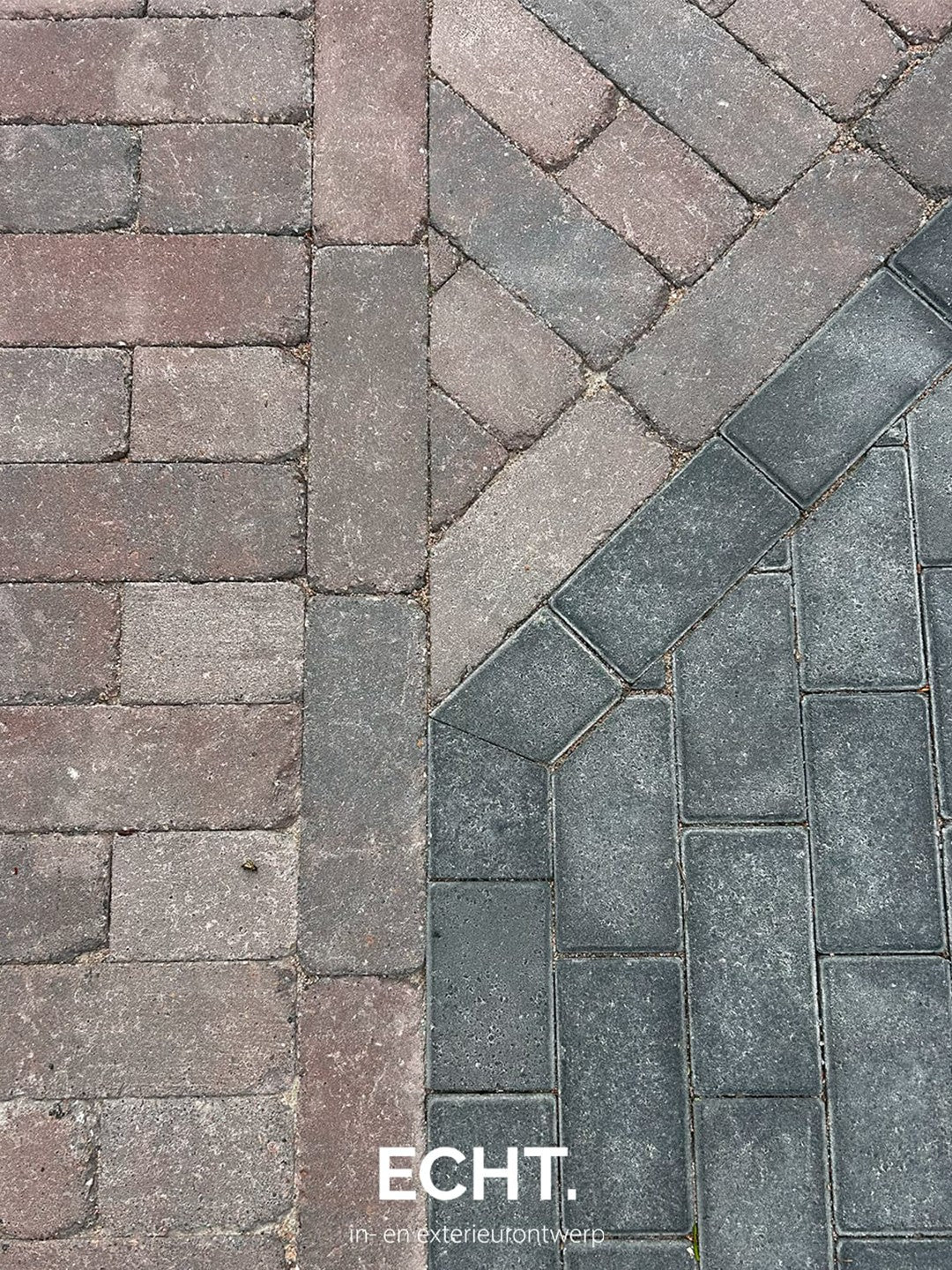 Groen kerkplein bij een monumentaal kerkgebouw