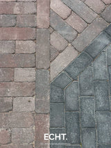 Groen kerkplein bij een monumentaal kerkgebouw