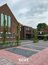 Groen kerkplein bij een monumentaal kerkgebouw