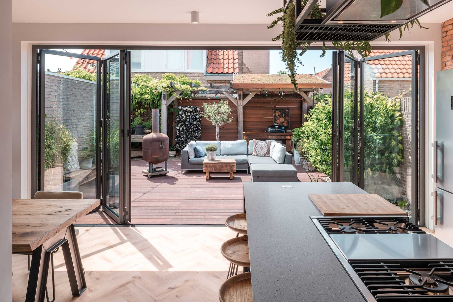Uitbouw met grote schuifpui en open keuken-Solarlux Nederland BV-keuken met tuinzicht,moderne uitbouw,open keuken,uitbouw met schuifpui,woning uitbouw-Woning uitbouw met grote schuifpui en open keuken-OBLY