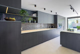 Uitbouw met maatwerk keuken en roomdivider-Joolsdesign-Aanbouw,Interieurontwerp,Keuken inspiratie,Lichtplan,Maatwerk kast,maatwerk keuken,moderne keuken,open keuken,roomdivider,TV meubel,uitbouw woning,woonkamer inspiratie-Uitbouw met maatwerk keuken en roomdivider | Joolsdesign-OBLY