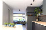 Uitbouw met maatwerk keuken en roomdivider-Joolsdesign-Aanbouw,Interieurontwerp,Keuken inspiratie,Lichtplan,Maatwerk kast,maatwerk keuken,moderne keuken,open keuken,roomdivider,TV meubel,uitbouw woning,woonkamer inspiratie-Uitbouw met maatwerk keuken en roomdivider | Joolsdesign-OBLY