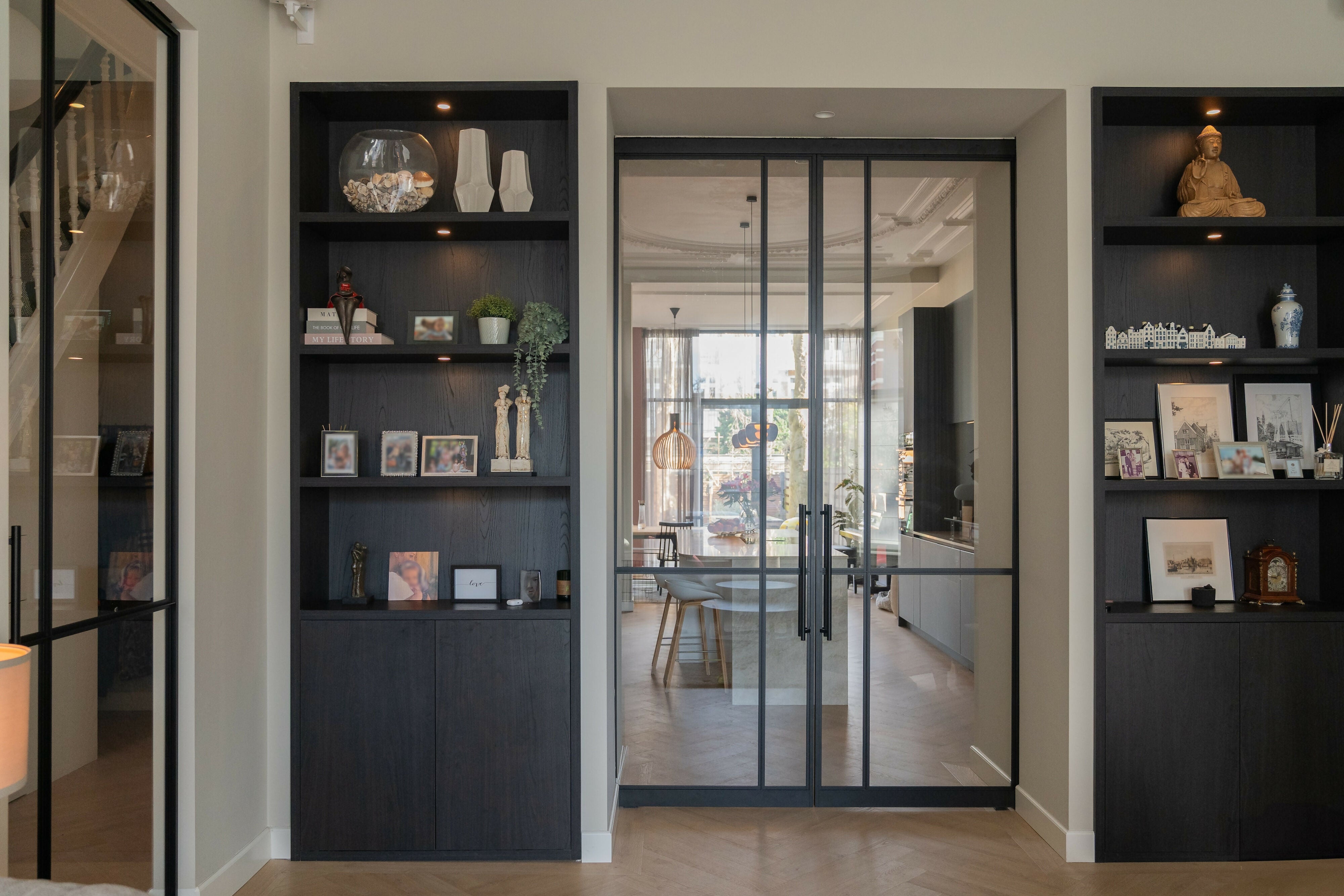 Van Kantoor naar Herenhuis-In je sas interieur-badkamer,herenhuis,keuken,woonkamer-Herenhuis Transformatie in Den Haag – Tijdloos Familiehuis-OBLY