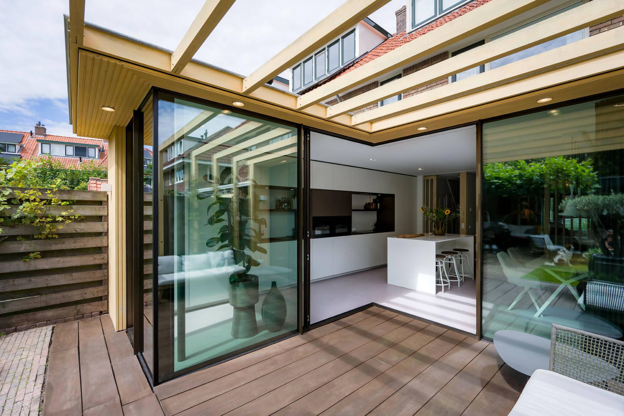 Verbouwing met bronzen schuifpui met licht hout-JAREN 30 ARCHITECT-Eetkamer,Exterieur,Keuken,Slaapkamer,Uitbouw-Verbouwing bronzen schuifpui met licht hout-OBLY