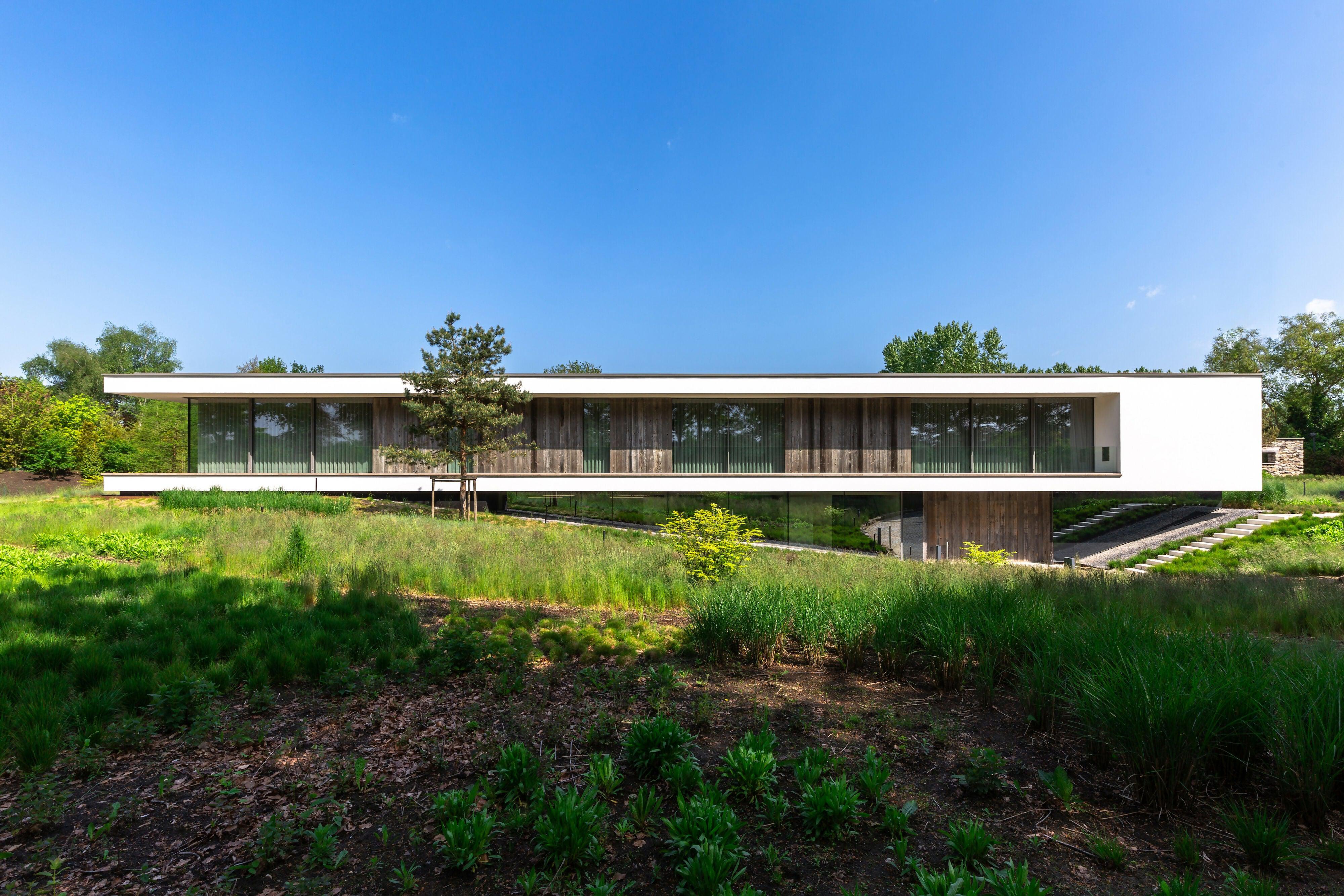 Villa Ruth-KELLER minimal windows® by Kumasol-Exterieur,glazen gevel,luxe woning,minimalistische architectuur,moderne villa,natuur geïntegreerd,open leefruimte,strakke lijnen,veel daglicht,villa aan het water-OBLY