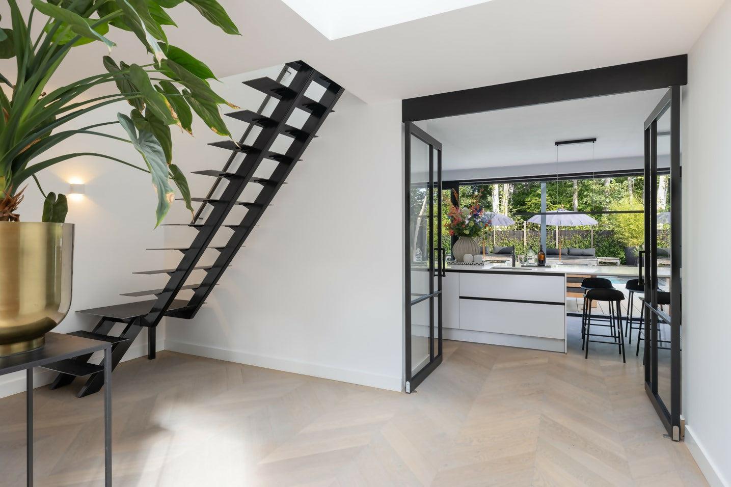 Villa met zwembad-Bureau Kemps Architecten-woonkamer-Radicale herinrichting met zwembad als dagelijks middelpunt-OBLY