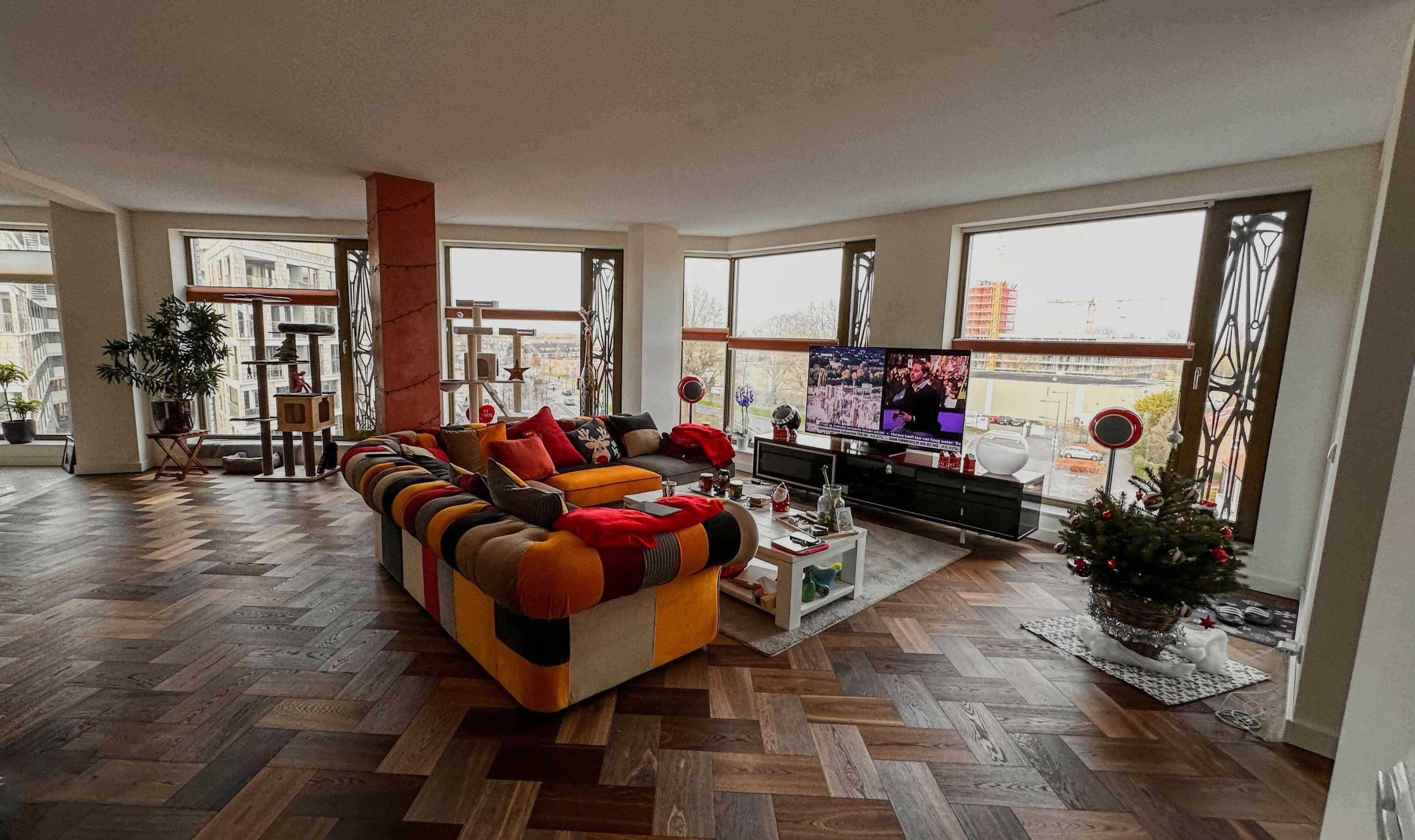 Vloer make-over in prachtige penthouse-MoreFloors-design vloer interieur,houten vloer penthouse,luxe houten vloer woonkamer,penthouse vloer visgraat,visgraat vloer woonkamer,Woonkamer-Vloer make-over in prachtige penthouse-OBLY