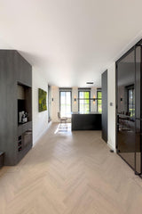 Vrijstaande woning met luxe maatwerk interieur-Joolsdesign-Interieurontwerp,Keuken inspiratie,Keuken met kookeiland,Luxe interieur,Maatwerk kast,maatwerk keuken,totaalinterieur,visgraatvloer,vrijstaande woning,Woningrenovatie,woonkamer inspiratie,zwarte keuken-Vrijstaande woning met luxe maatwerk interieur | Joolsdesign-OBLY