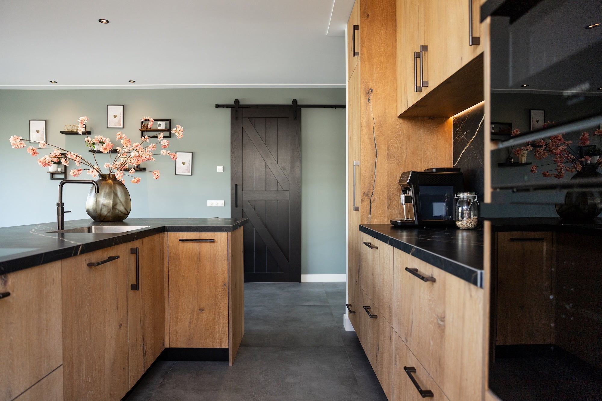 Warm familiehuis met maatwerk interieur van massief hout-Auk Interiors-AUK Interiors,binnendeuren,Exclusief wonen,Familiehuis,groene keuken,houten kasten,Houten keuken,Interieurbouw,Interieurontwerp,Keuken,luxe woonkeuken,Maatwerk interieur,maatwerk keuken,Massief hout,modern interieur,natuurlijke materialen,tijdloos interieur,vakmanschap,woninginrichting,Woonkamer-Warm familiehuis met maatwerk interieur | AUK Interiors-OBLY