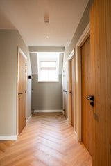 Warm familiehuis met maatwerk interieur van massief hout-Auk Interiors-AUK Interiors,binnendeuren,Exclusief wonen,Familiehuis,groene keuken,houten kasten,Houten keuken,Interieurbouw,Interieurontwerp,Keuken,luxe woonkeuken,Maatwerk interieur,maatwerk keuken,Massief hout,modern interieur,natuurlijke materialen,tijdloos interieur,vakmanschap,woninginrichting,Woonkamer-Warm familiehuis met maatwerk interieur | AUK Interiors-OBLY