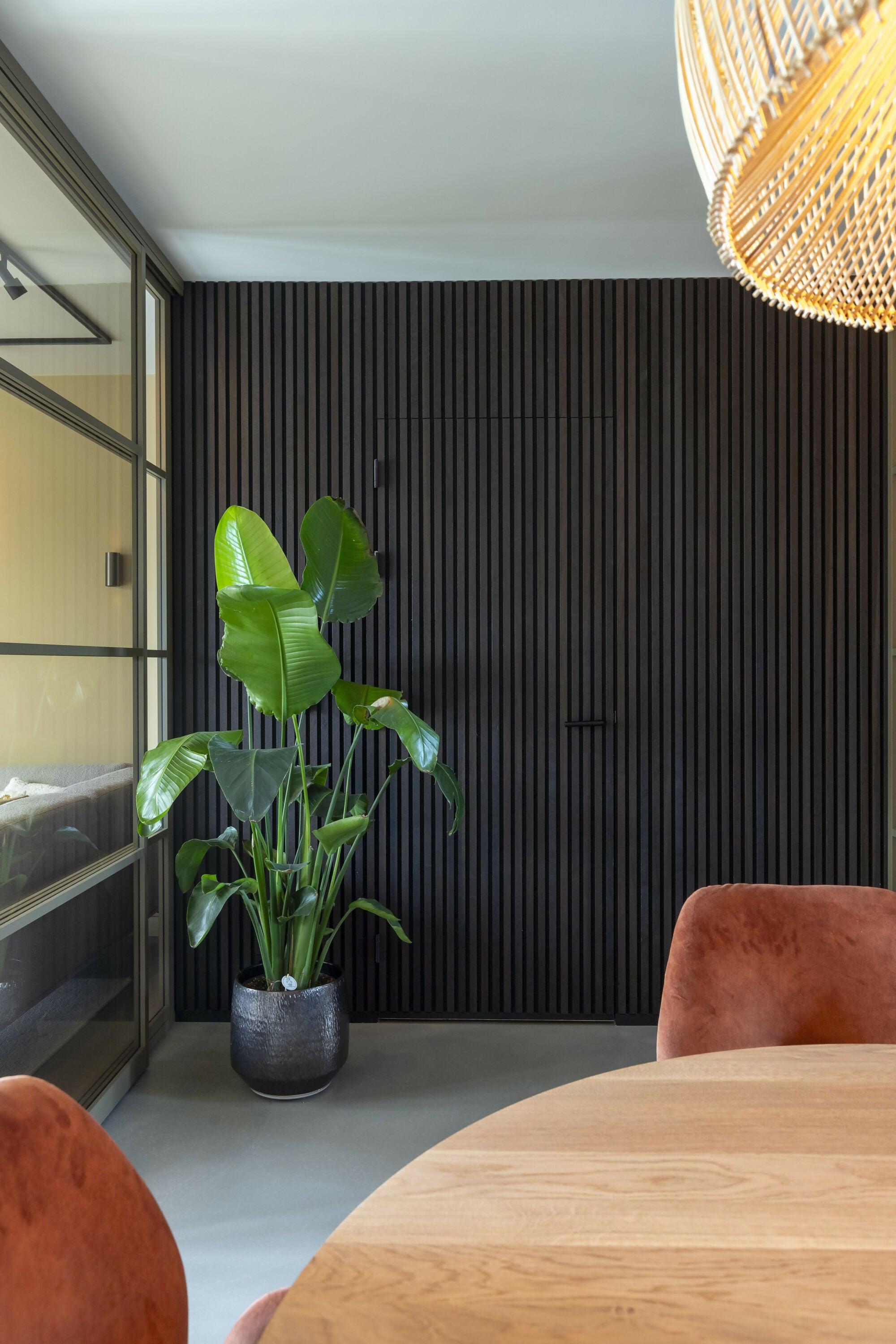 Warm interieurontwerp in nieuwbouwwoning-Jessica Kuhne-Gietvloer,Nieuwbouw interieur,Schuifdeur interieur,Sfeervol interieur,Woonkamer-Warm interieurontwerp in nieuwbouwwoning -OBLY