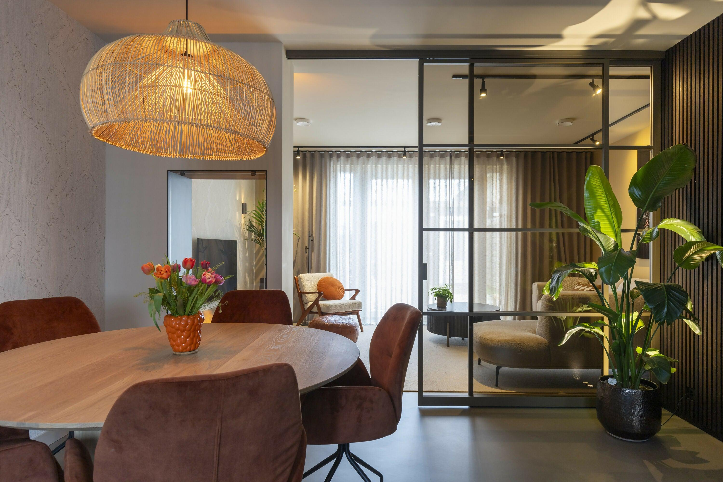 Warm interieurontwerp in nieuwbouwwoning-Jessica Kuhne-Gietvloer,Nieuwbouw interieur,Schuifdeur interieur,Sfeervol interieur,Woonkamer-Warm interieurontwerp in nieuwbouwwoning -OBLY
