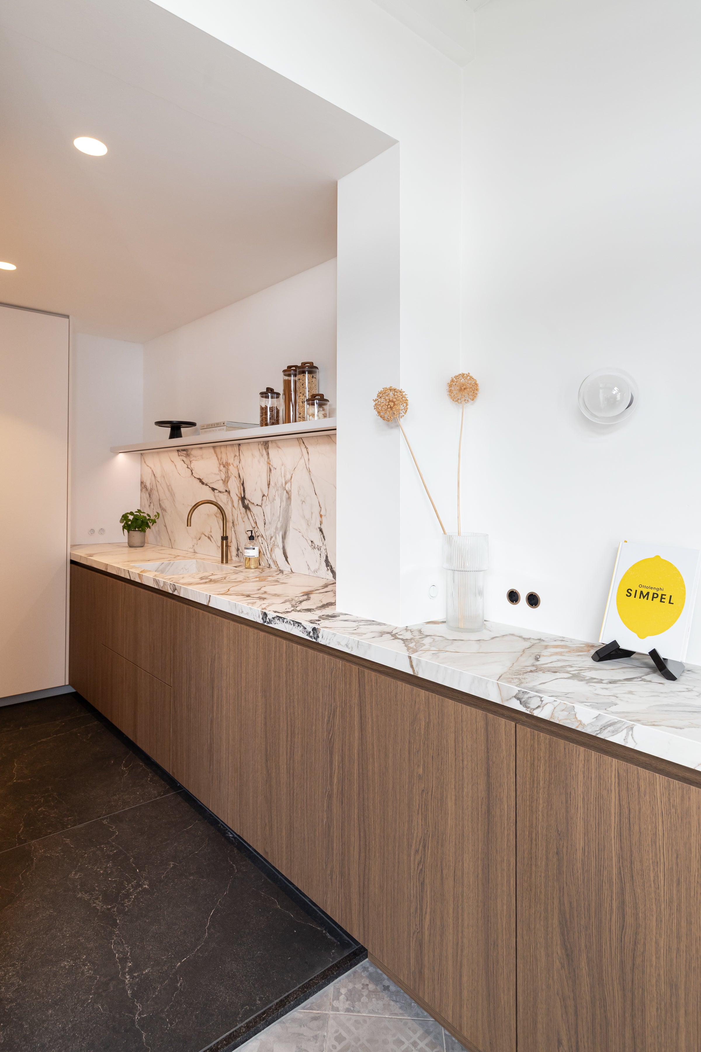 Warm minimalistisch interieur met maatwerk keuken-BINTH INTERIEURONTWERP-interieur ontwerp keuken,keuken met marmer,maatwerk keuken,moderne keuken-Warm minimalistisch interieur met houten maatwerk keuken-OBLY