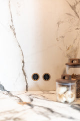 Warm minimalistisch interieur met maatwerk keuken-BINTH INTERIEURONTWERP-interieur ontwerp keuken,keuken met marmer,maatwerk keuken,moderne keuken-Warm minimalistisch interieur met houten maatwerk keuken-OBLY