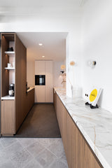 Warm minimalistisch interieur met maatwerk keuken-BINTH INTERIEURONTWERP-interieur ontwerp keuken,keuken met marmer,maatwerk keuken,moderne keuken-Warm minimalistisch interieur met houten maatwerk keuken-OBLY
