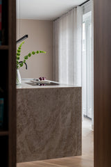 Warm modern interieur met maatwerk keuken-BINTH Interieurontwerp-interieur ontwerp,keuken met eiland,luxe keuken ontwerp,maatwerk keuken,moderne keuken,warm interieur-Warm modern interieur met maatwerk keuken en houten kasten-OBLY