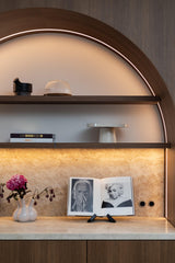 Warm modern interieur met maatwerk keuken-BINTH Interieurontwerp-interieur ontwerp,keuken met eiland,luxe keuken ontwerp,maatwerk keuken,moderne keuken,warm interieur-Warm modern interieur met maatwerk keuken en houten kasten-OBLY