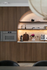 Warm modern interieur met maatwerk keuken-BINTH Interieurontwerp-interieur ontwerp,keuken met eiland,luxe keuken ontwerp,maatwerk keuken,moderne keuken,warm interieur-Warm modern interieur met maatwerk keuken en houten kasten-OBLY