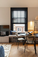 Warm modern interieur met maatwerk keuken-studio stylez-design-verlichting,eiken-vloer,keukenontwerp,luxe-interieur,maatwerk-keuken,modern-interieur,stadswoning,visgraat-vloer,warm-interieur,Woonkamer,woonruimte,zwarte-kozijnen-OBLY