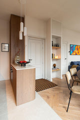 Warm modern interieur met maatwerk keuken-studio stylez-design-verlichting,eiken-vloer,keukenontwerp,luxe-interieur,maatwerk-keuken,modern-interieur,stadswoning,visgraat-vloer,warm-interieur,Woonkamer,woonruimte,zwarte-kozijnen-OBLY