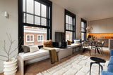 Warm modern interieur met maatwerk keuken-studio stylez-design-verlichting,eiken-vloer,keukenontwerp,luxe-interieur,maatwerk-keuken,modern-interieur,stadswoning,visgraat-vloer,warm-interieur,Woonkamer,woonruimte,zwarte-kozijnen-OBLY