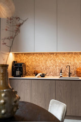Warm modern interieur met maatwerk keuken-studio stylez-design-verlichting,eiken-vloer,keukenontwerp,luxe-interieur,maatwerk-keuken,modern-interieur,stadswoning,visgraat-vloer,warm-interieur,Woonkamer,woonruimte,zwarte-kozijnen-OBLY