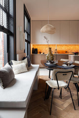 Warm modern interieur met maatwerk keuken-studio stylez-design-verlichting,eiken-vloer,keukenontwerp,luxe-interieur,maatwerk-keuken,modern-interieur,stadswoning,visgraat-vloer,warm-interieur,Woonkamer,woonruimte,zwarte-kozijnen-OBLY