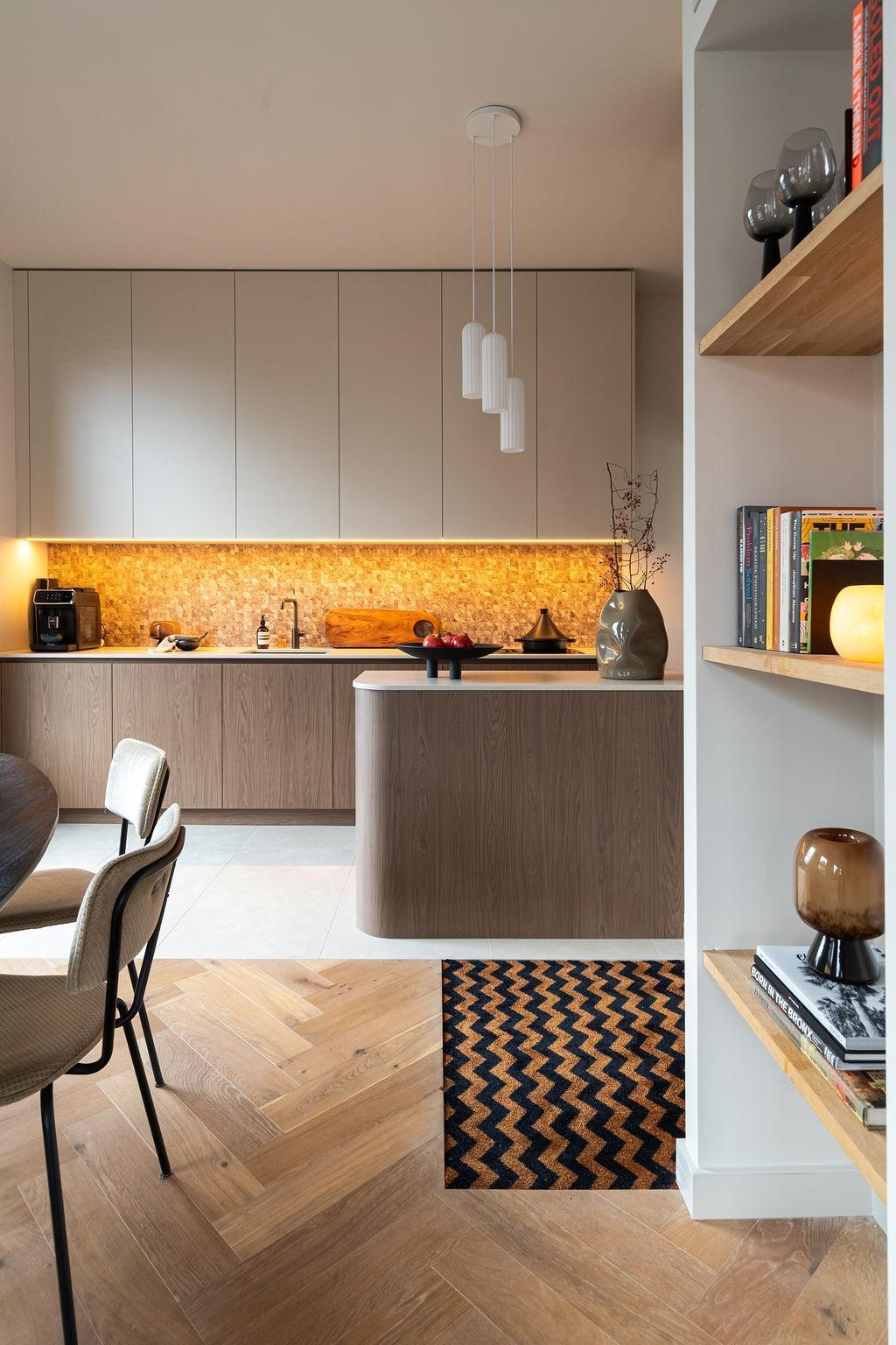 Warm modern interieur met maatwerk keuken-studio stylez-design-verlichting,eiken-vloer,keukenontwerp,luxe-interieur,maatwerk-keuken,modern-interieur,stadswoning,visgraat-vloer,warm-interieur,Woonkamer,woonruimte,zwarte-kozijnen-OBLY