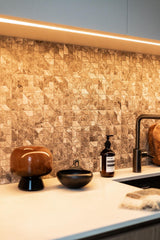 Warm modern interieur met maatwerk keuken-studio stylez-design-verlichting,eiken-vloer,keukenontwerp,luxe-interieur,maatwerk-keuken,modern-interieur,stadswoning,visgraat-vloer,warm-interieur,Woonkamer,woonruimte,zwarte-kozijnen-OBLY