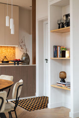 Warm modern interieur met maatwerk keuken-studio stylez-design-verlichting,eiken-vloer,keukenontwerp,luxe-interieur,maatwerk-keuken,modern-interieur,stadswoning,visgraat-vloer,warm-interieur,Woonkamer,woonruimte,zwarte-kozijnen-OBLY