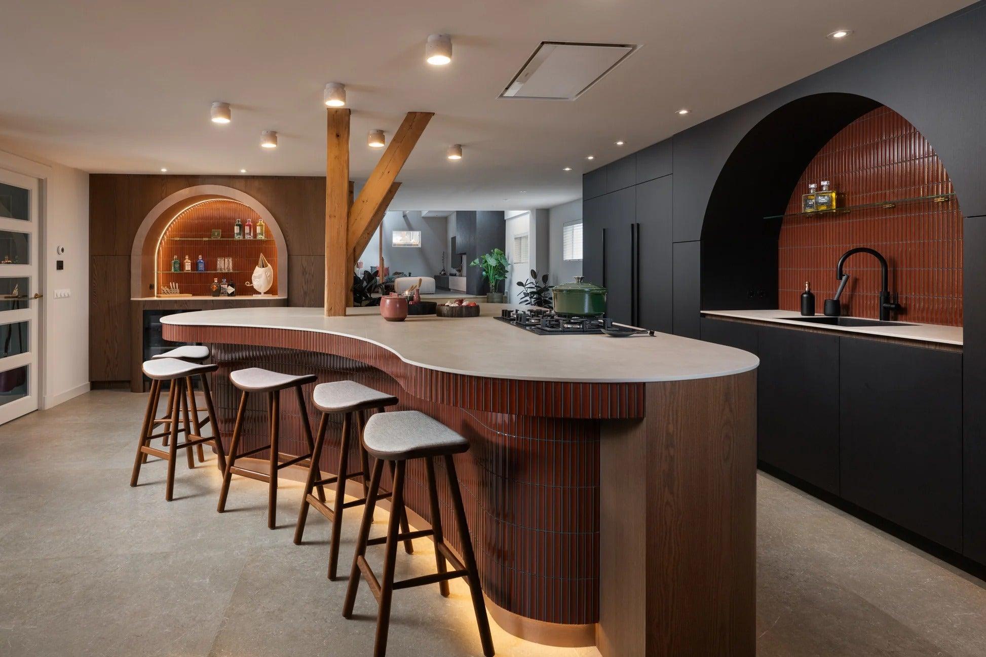 Warme designkeuken met organisch kookeiland-Perfekt Interieur-design keuken,keuken design,kookeiland keuken,leefkeuken,luxe keuken,maatwerk keuken,moderne keuken-Designkeuken met organisch kookeiland-OBLY