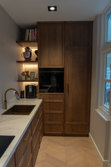 Warme maatwerk keuken met eiken hout en strak werkblad-Meubellen-eiken hout,interieur keuken,Keuken,keuken design,luxe afwerking,maatwerk keuken,moderne keuken,strakke keuken,warme uitstraling-Maatwerk eiken keuken met moderne afwerking-OBLY