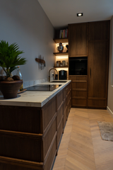 Warme maatwerk keuken met eiken hout en strak werkblad-Meubellen-eiken hout,interieur keuken,Keuken,keuken design,luxe afwerking,maatwerk keuken,moderne keuken,strakke keuken,warme uitstraling-Maatwerk eiken keuken met moderne afwerking-OBLY