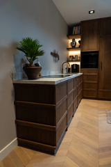 Warme maatwerk keuken met eiken hout en strak werkblad-Meubellen-eiken hout,interieur keuken,Keuken,keuken design,luxe afwerking,maatwerk keuken,moderne keuken,strakke keuken,warme uitstraling-Maatwerk eiken keuken met moderne afwerking-OBLY