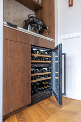 Warme maatwerk keuken met roze fronten en walnotenhout-Witteveen interieur architecten-Keuken,luxe keuken ontwerp,maatwerk keuken,moderne woonkeuken,roze keuken,tv wand op maat,walnotenhout interieur,warme wooninspiratie-Warme Maatwerk Keuken met Roze Fronten en Walnotenhout-OBLY
