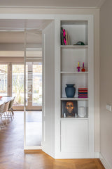 Warme maatwerk keuken met roze fronten en walnotenhout-Witteveen interieur architecten-Keuken,luxe keuken ontwerp,maatwerk keuken,moderne woonkeuken,roze keuken,tv wand op maat,walnotenhout interieur,warme wooninspiratie-Warme Maatwerk Keuken met Roze Fronten en Walnotenhout-OBLY