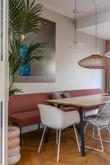 Warme maatwerk keuken met roze fronten en walnotenhout-Witteveen interieur architecten-Keuken,luxe keuken ontwerp,maatwerk keuken,moderne woonkeuken,roze keuken,tv wand op maat,walnotenhout interieur,warme wooninspiratie-Warme Maatwerk Keuken met Roze Fronten en Walnotenhout-OBLY